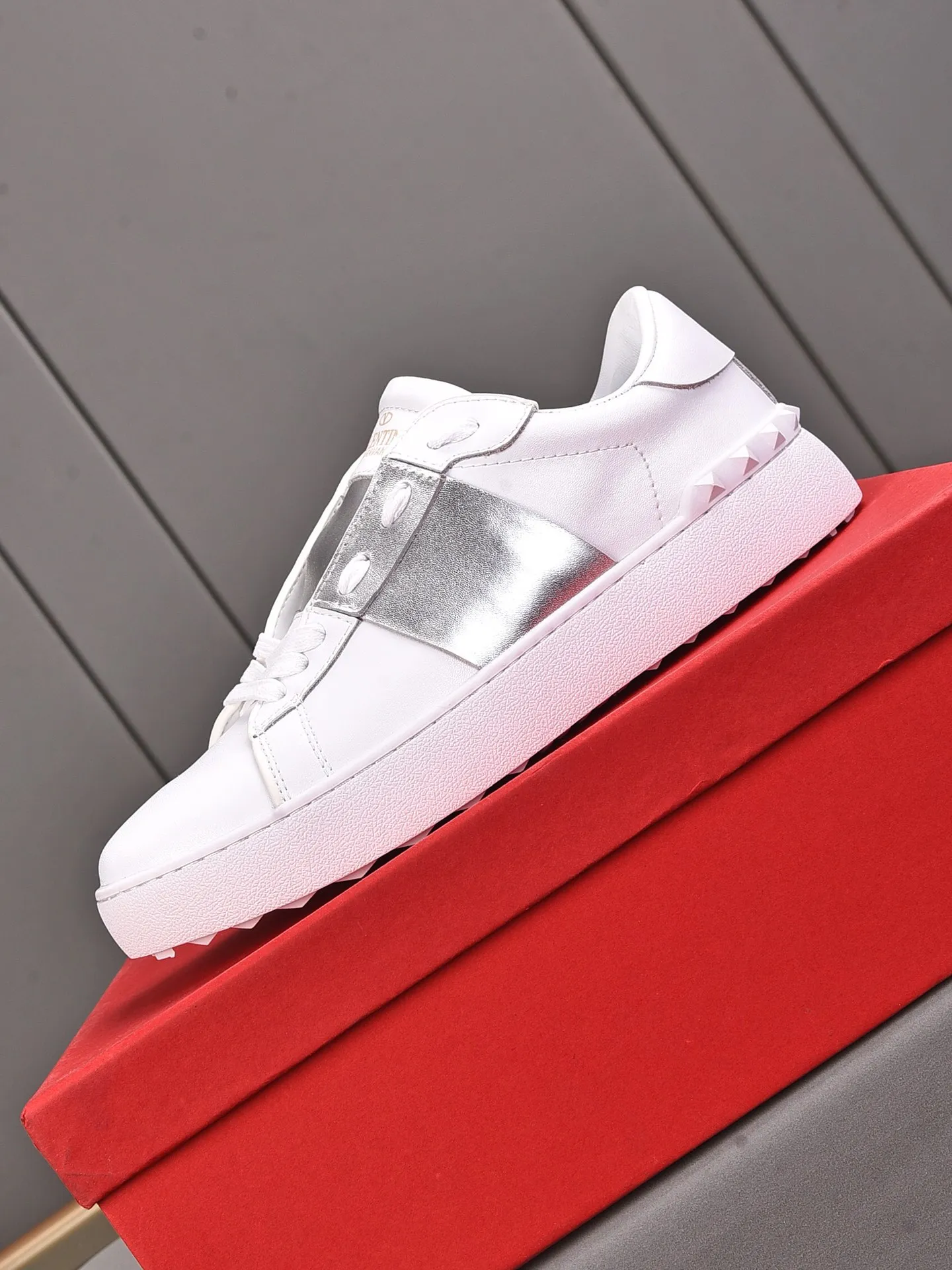 Men's shoes 440💰 (men and women couples) Valentino classic color matching series casual shoes. Made with heavy craftsmanship, good products pay attention to every detail. A must-have trendy item that can be worn all year round, it has been worn by many celebrities and Internet celebrities~~Imported cowhide surface, unique design concept, sheepskin lining, counter quality. Women’s clothing 35-40. Men’s clothing 39-44, 45-46 (returns and exchanges are not supported for custom-made items)
